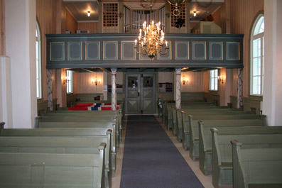 Fil:Nordby kirke, Ås Kirkerommet sett fra kor.jpg