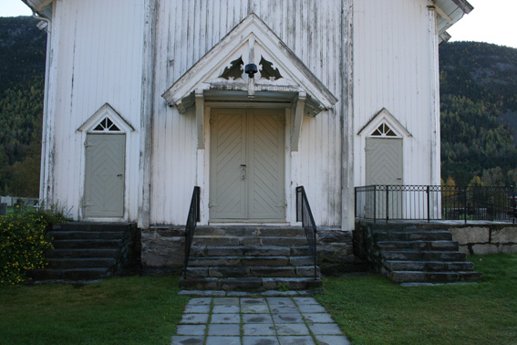 Fil:Nore kirke, Norefjord Hovedinngang.jpg