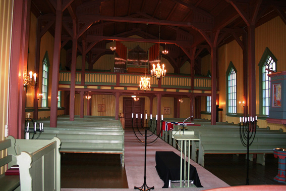 Fil:Nore kirke, Norefjord Kirkerommet bakre.jpg