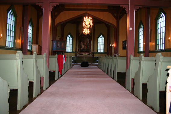Fil:Nore kirke, Norefjord Kirkerommet fremre.jpg