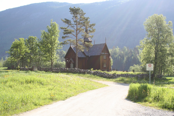 Fil:Nore stavkirke Avstandsbilde.jpg
