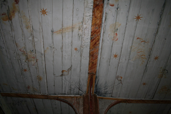 Fil:Nore stavkirke Himling i kirkerommet.jpg