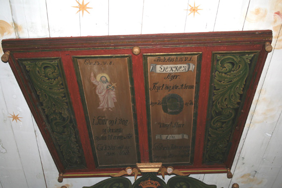 Fil:Nore stavkirke Himling over altertavle.jpg