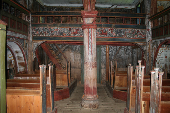 Fil:Nore stavkirke Kirkerommet sett fra kor.jpg