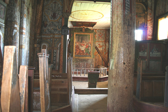 Fil:Nore stavkirke kirkerommet sett fra bakdør 2.jpg