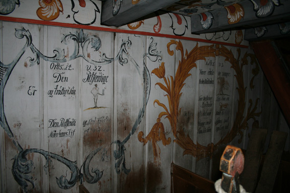 Fil:Nore stavkirke maleri på vegg under galleri 1.jpg