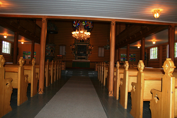 Fil:Nykirke kirke, Modum Kirkerommet fremre.jpg