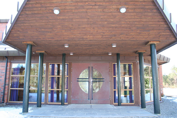 Fil:Nysæter kirke Hovedinngang.jpg