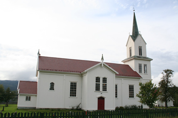 Fil:Olberg kirke, Krødsherad Fasade 4.jpg