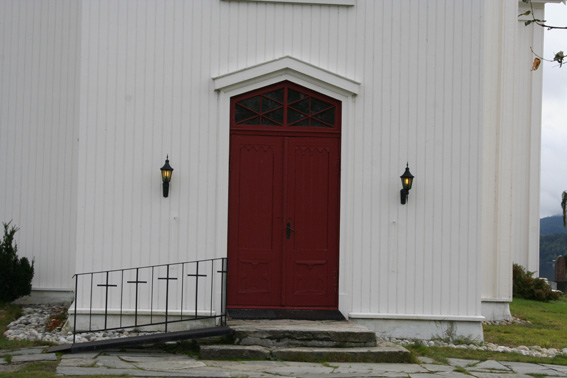 Fil:Olberg kirke, Krødsherad Hovedinngang.jpg