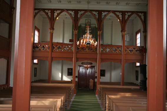 Fil:Olberg kirke, Krødsherad Kirkerommet bakre.jpg