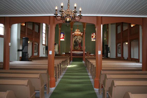 Fil:Olberg kirke, Krødsherad Kirkerommet fremre.jpg