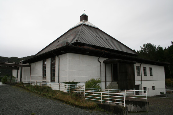 Fil:Olsvik kirke Fasade 3.jpg