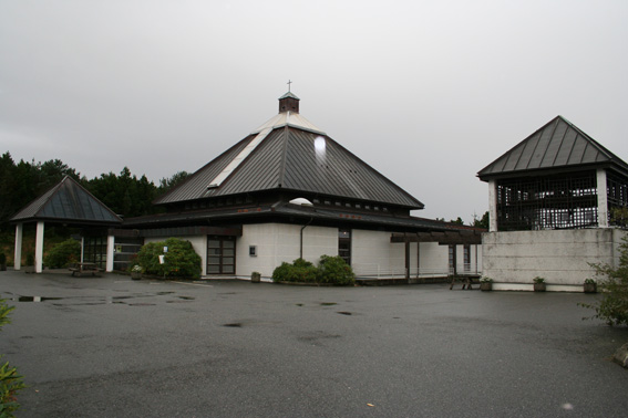 Fil:Olsvik kirke Fasade 4.jpg