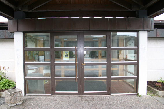 Fil:Olsvik kirke Hovedinngang.jpg