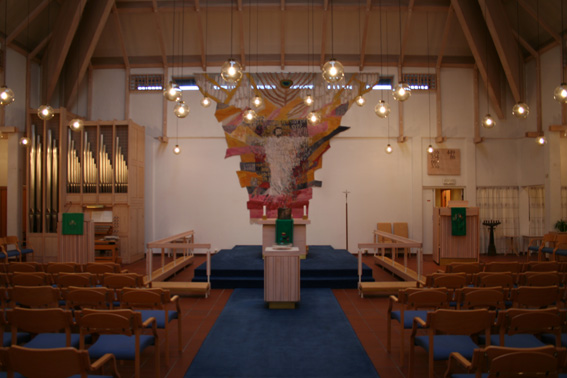 Fil:Olsvik kirke Kirkerom fremre.jpg