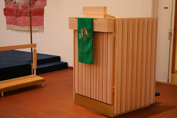 Fil:Olsvik kirke Prekestol.jpg