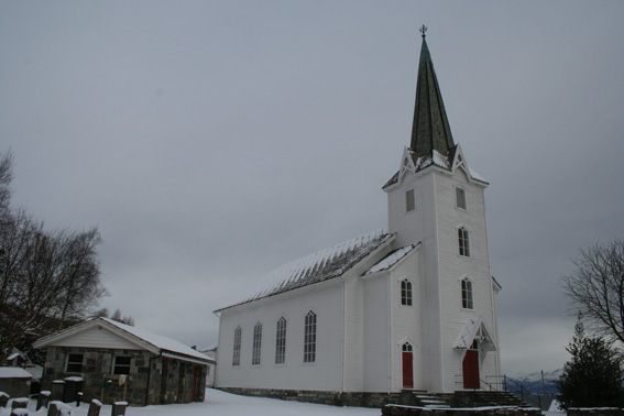 Fil:Onarheim kyrkje Fasade 5.jpg