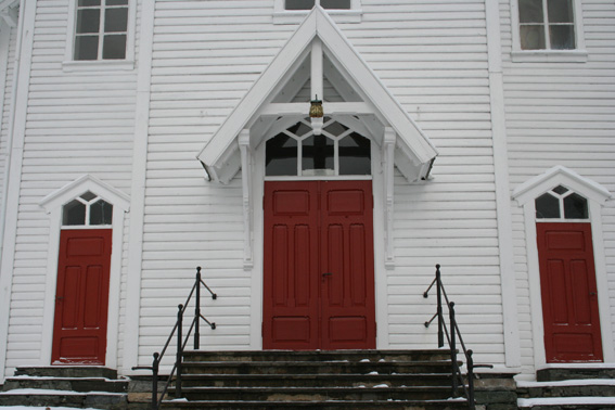 Fil:Onarheim kyrkje Hovedinngang.jpg