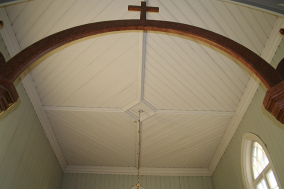 Fil:Oppegård kirke Himlinger over kor.jpg