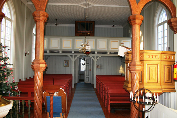 Fil:Oppegård kirke Kirkerommet bakre.jpg