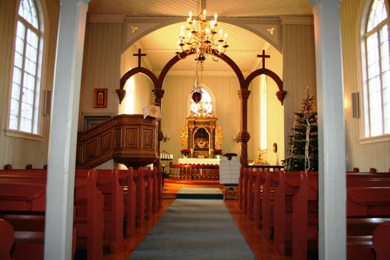 Fil:Oppegård kirke Kirkerommet fremre.jpg