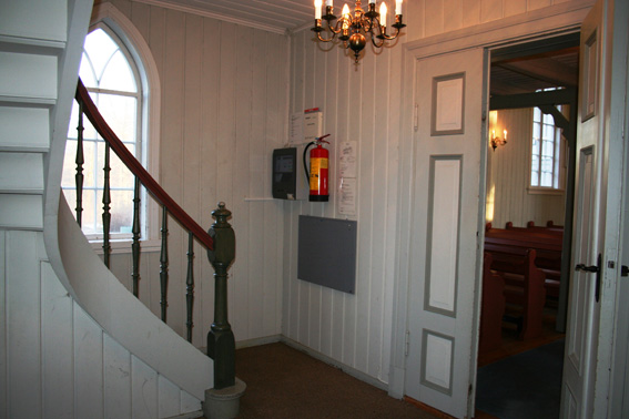 Fil:Oppegård kirke Våpenhuset 2.jpg