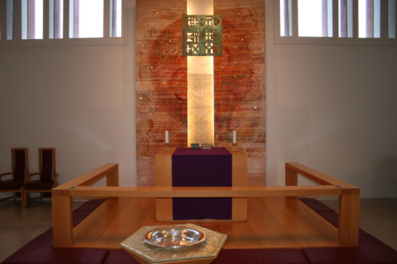 Fil:Ostereidet kyrkje Alterparti.jpg