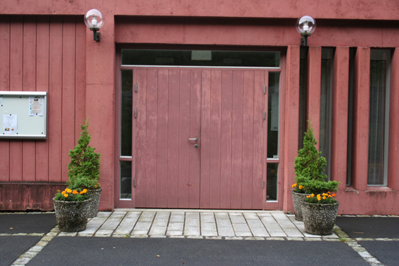 Fil:Ostereidet kyrkje Hovedinngang.jpg