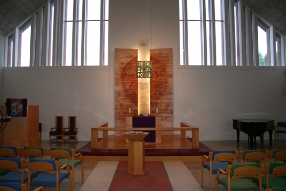 Fil:Ostereidet kyrkje Koråpning.jpg