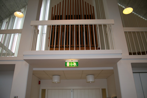 Fil:Ostereidet kyrkje Parti u.galleri.jpg