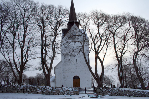 Fil:Råde kirke Avstandsbilde.jpg