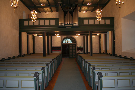 Fil:Råde kirke Kirkerommet sett fra kor.jpg