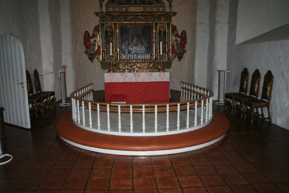 Fil:Råde kirke Koret med alterparti.jpg