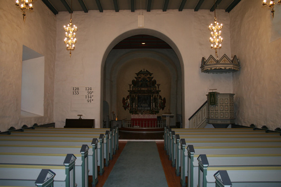 Fil:Råde kirke kirkerommet sett fra bakdør.jpg