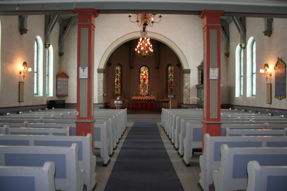 Fil:Råholt kirke Kirkerommet sett fra bakdør.jpg