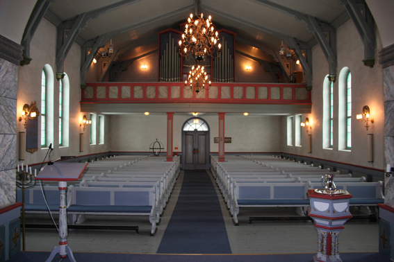 Fil:Råholt kirke Kirkerommet sett fra kor.jpg