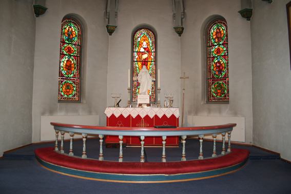 Fil:Råholt kirke Koret med alterparti.jpg