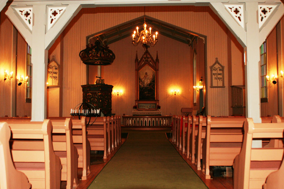 Fil:Rælingen kirke Kirkerommet fremre.jpg