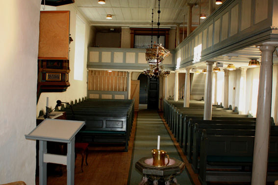 Fil:Rødenes kirke Kirkerommet bakre.jpg