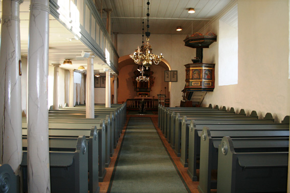 Fil:Rødenes kirke Kirkerommet fremre.jpg