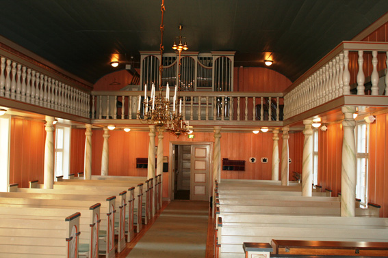 Fil:Rømskog kirke Kirkerommet bakre.jpg