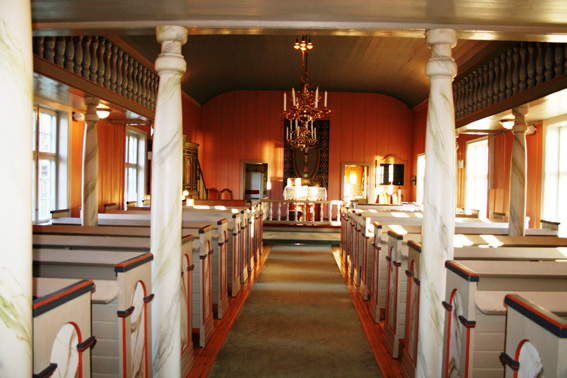 Fil:Rømskog kirke Kirkerommet fremre.jpg