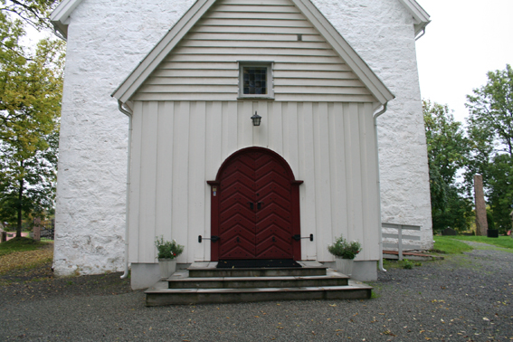 Fil:Røyken kirke Hovedinngang.jpg