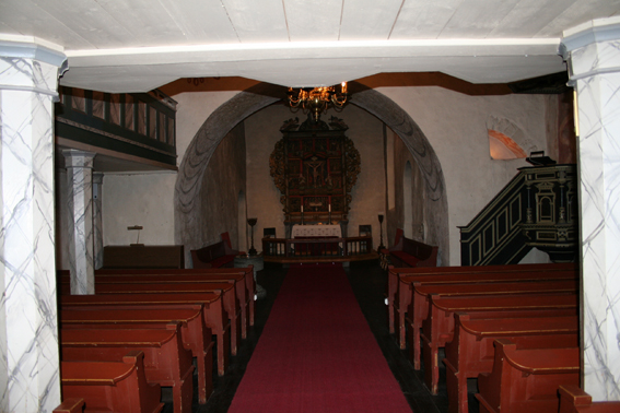 Fil:Røyken kirke Kirkerommet sett fra bakdor.jpg