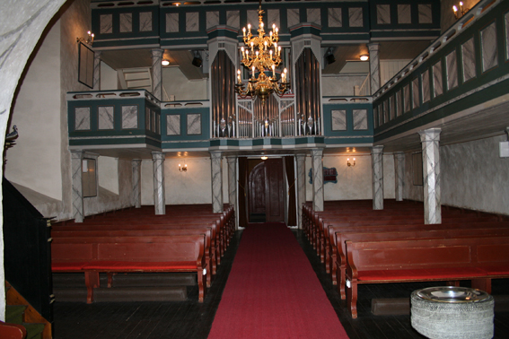 Fil:Røyken kirke Kirkerommet sett fra kor.jpg