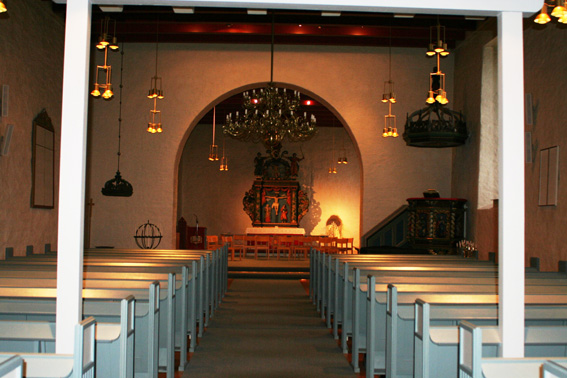 Fil:Rakkestad kirke Kirkerommet fremre.jpg