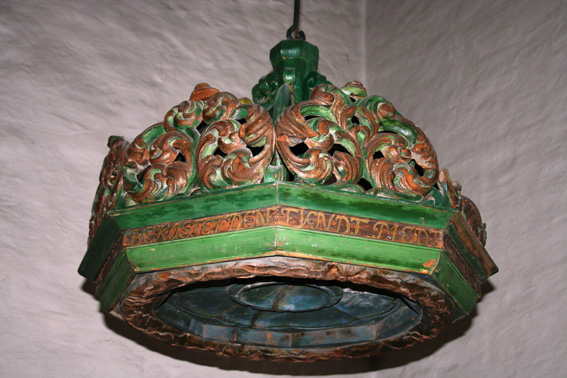 Fil:Rakkestad kirke Over døpefont.jpg