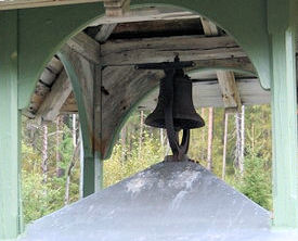 Fil:Raundalen, klokke i støpulen, AMH 2007.jpg