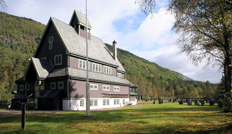 Fil:Raundalen, kyrkja og kyrkjegarden sett frå sørvest, AMH 2007.jpg